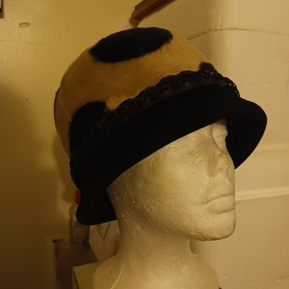 VINTAGE.."DANA MARTE" ORIGINAL FUR/RHINESTONE ORIG. CLOCHE HAT BY FIRENZE ITALY - Picture 2 of 7